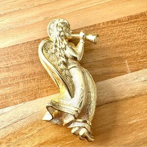 VINTAGE Gerry’s Gold tone Pin ANGEL WEARING HALO Playing Horn BROOCH